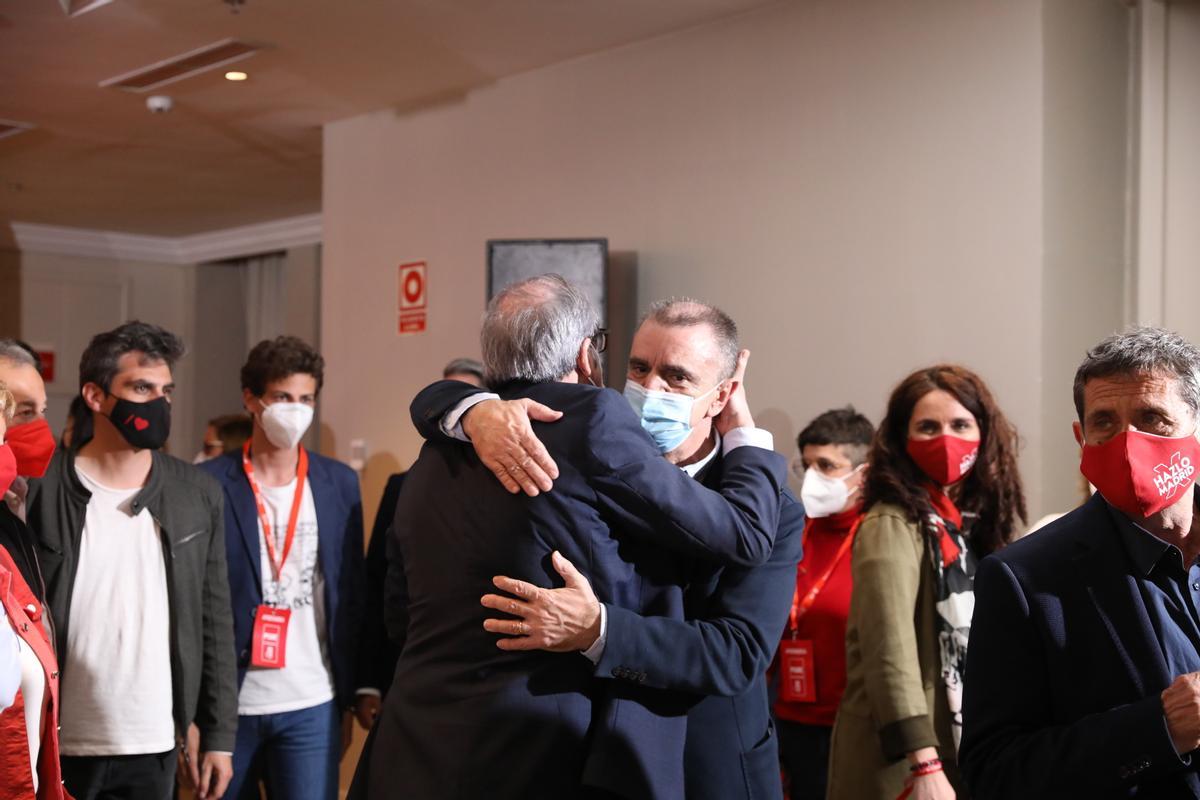 El candidato socialista el 4-M, Ángel Gabilondo, abraza al secretario general del PSOE-M, José Manuel Franco, en la noche electoral.