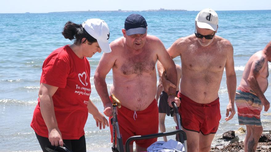 Jornada de convivencia de Cáritas en las playas de Santa Pola