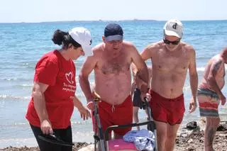 Jornada de convivencia de Cáritas en las playas de Santa Pola