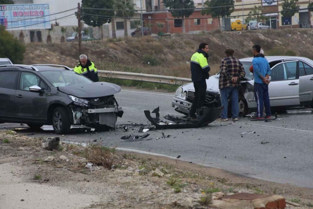 Los bomberos han rescatado a un conductor herido y atrapado en su coche tras un accidente con tres vehículos implicados en San Miguel de Salinas