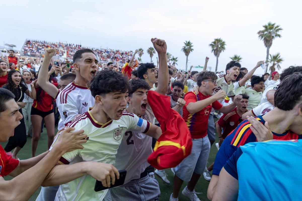 La alegría española y la tristeza francesa: así vivieron sus aficiones el partido decisivo en el centro de Alicante