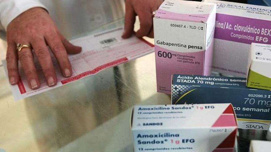 Una farmacéutica de Alicante dispensa medicamentos con receta, en una imagen de archivo