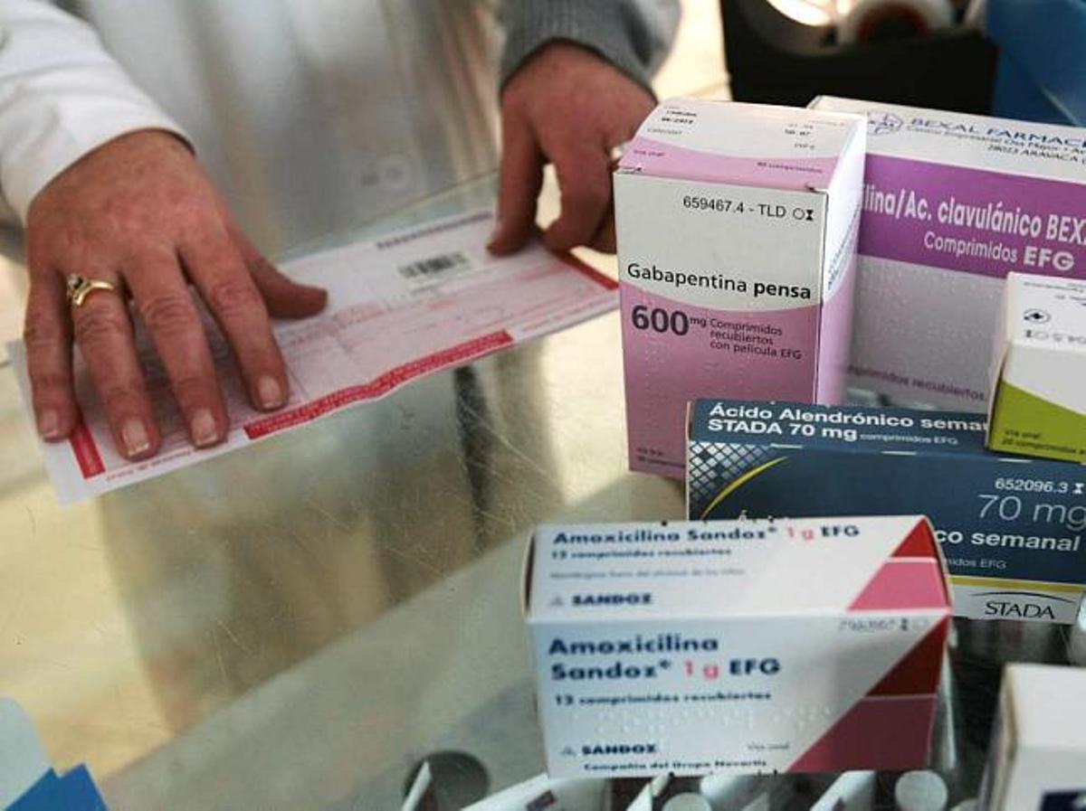 Una farmacéutica de Alicante dispensa medicamentos con receta, en una imagen de archivo