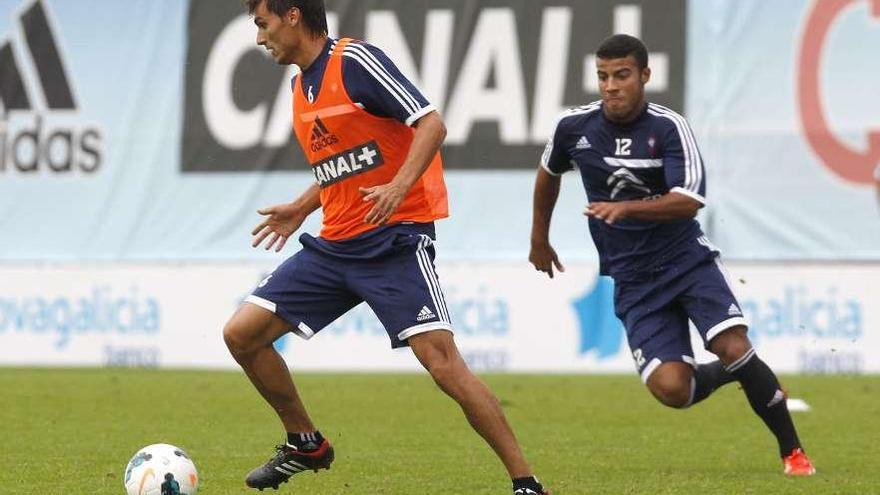 Jonathan Vila conduce el balón ante Rafinha Alcántara, en un entrenamiento en A Mardroa.