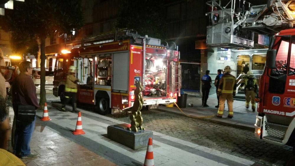 Desalojo de un edificio en el centro de Oviedo por un incendio