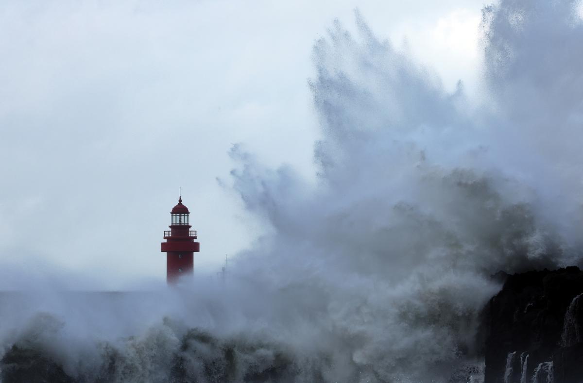 Efectos del tifón Hinnamnor en la costa de la isla de Jeju, en Corea del Sur