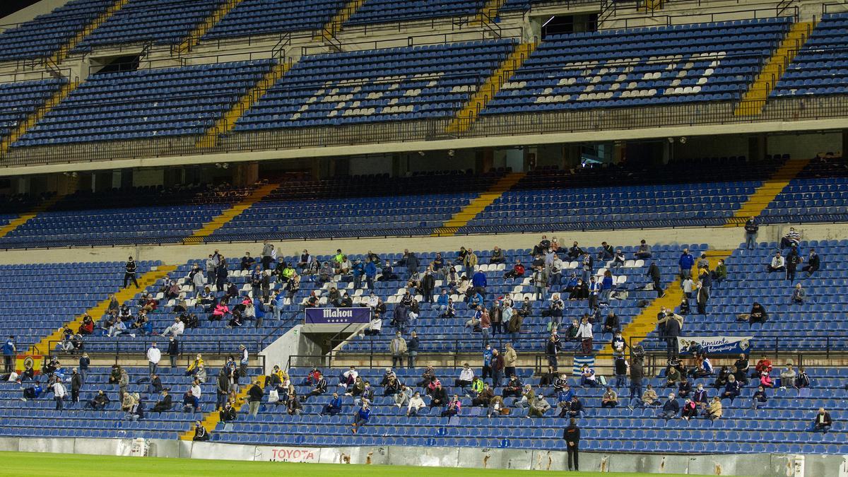 Imagen de la grada de Preferente del Rico Pérez en el partido del 25 de octubre ante el Atzeneta, para el que Sanidad autorizó la entrada de 1.000 espectadores.