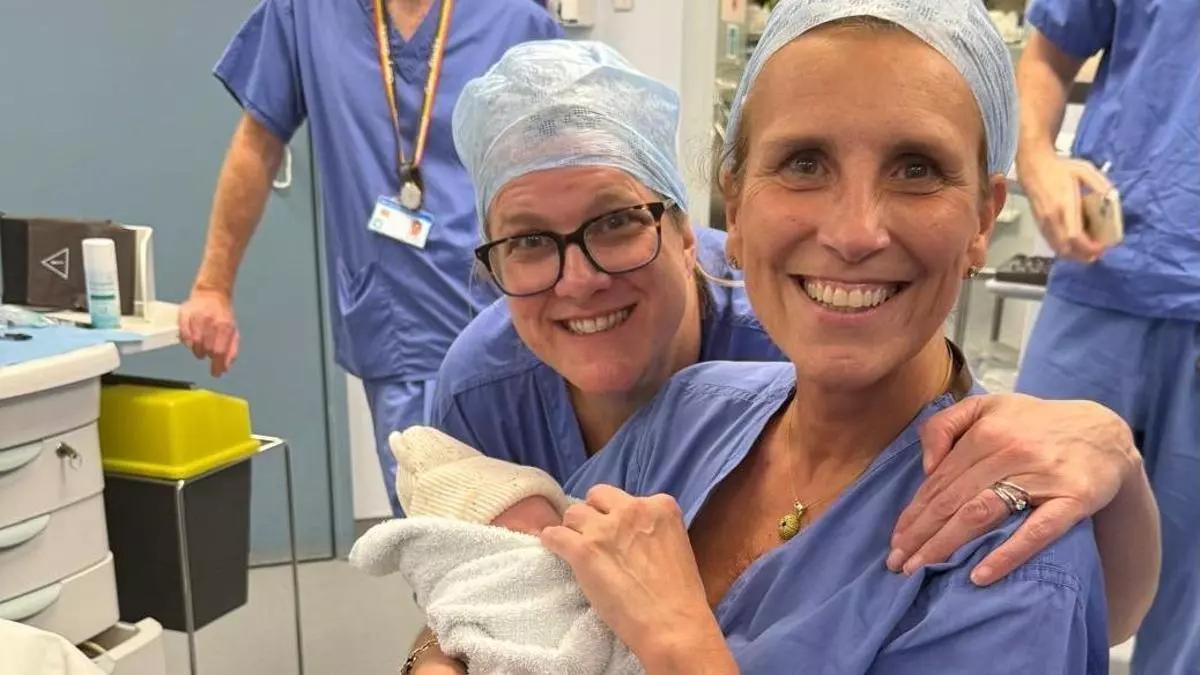 La doctora Quiroga porta en brazos a Hugo Richard, tras la cesárea.