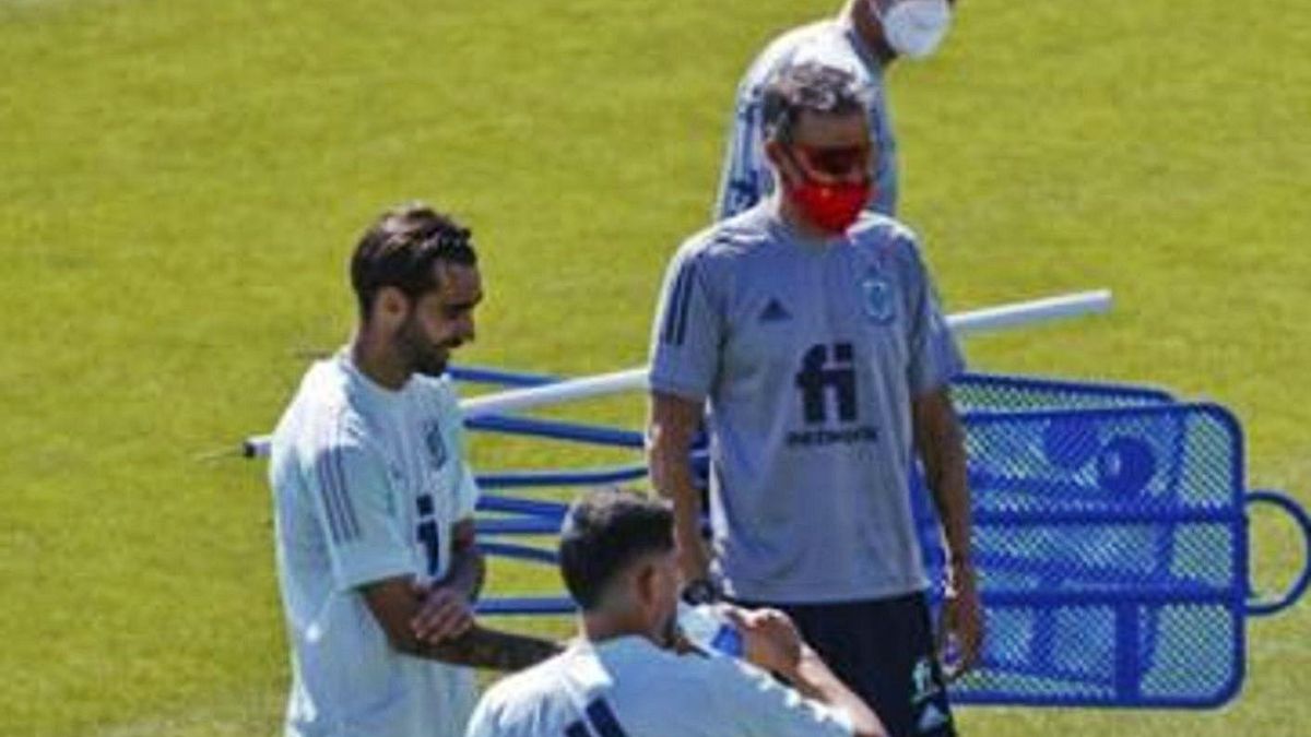 Brais Méndez, junto a Luis Enrique Martínez, ayer, en la Ciudad del Fútbol de Las Rozas. // RFEF