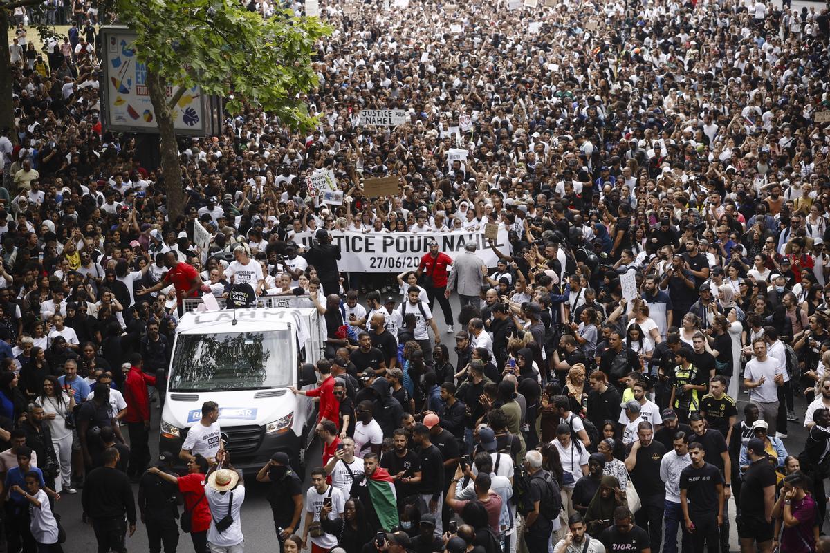 Mounia, la madre de Nahel encabeza una marcha blanca en Nanterre. La familia del joven fallecido ha convocado una marcha blanca en su memoria.