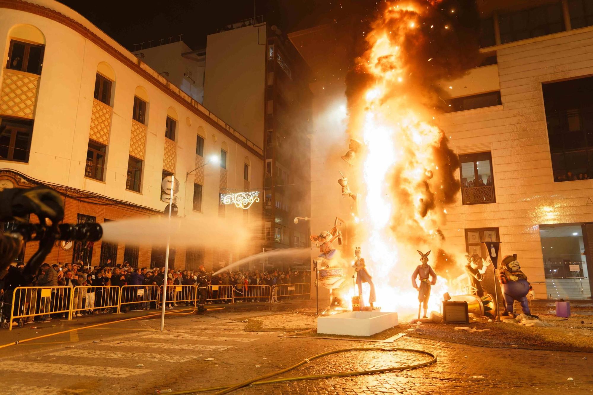 Galería de fotos de la 'cremà' de las Fallas de Burriana 2024