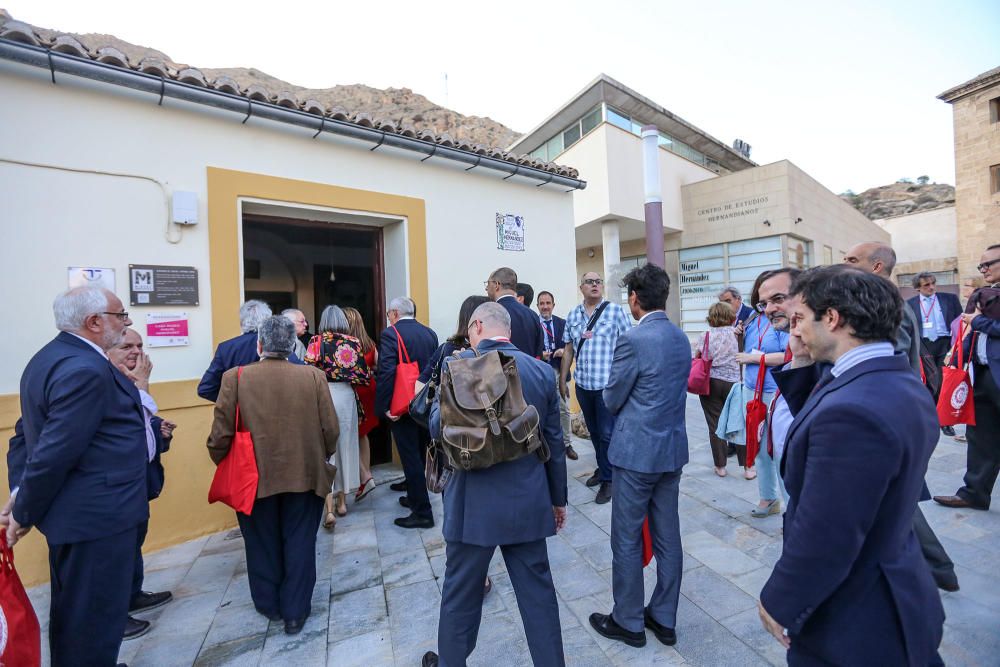 Los directivos de la reunión anual del Instituto Cervantes que acoge el Colegio Santo Domingo visitaron la casa museo Miguel Hernández, el museo de arte sacro y la Catedral