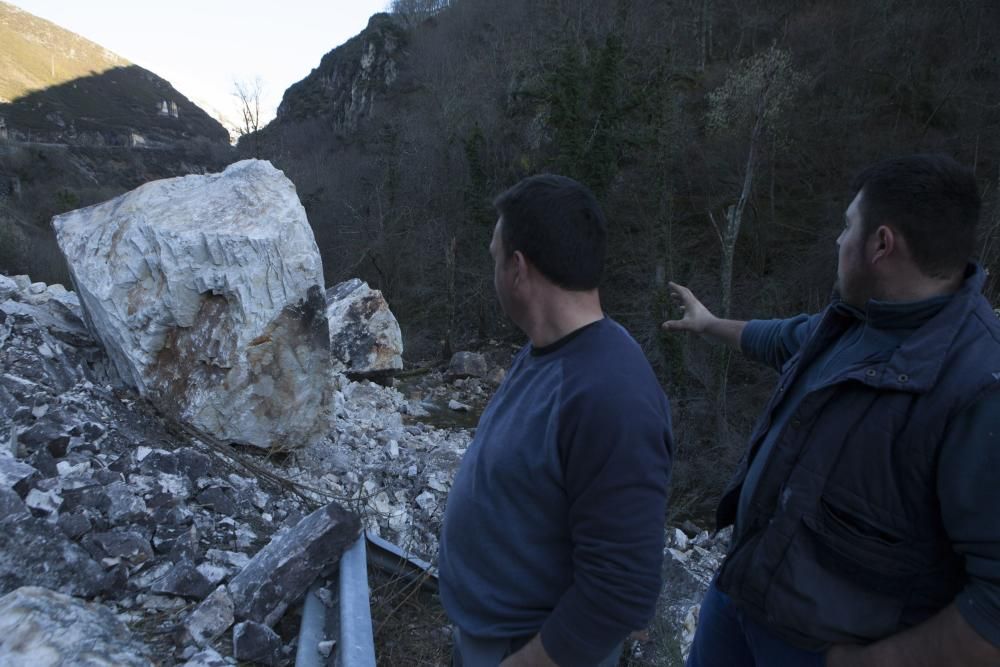 Cae una montaña y sepulta el acceso a Caso