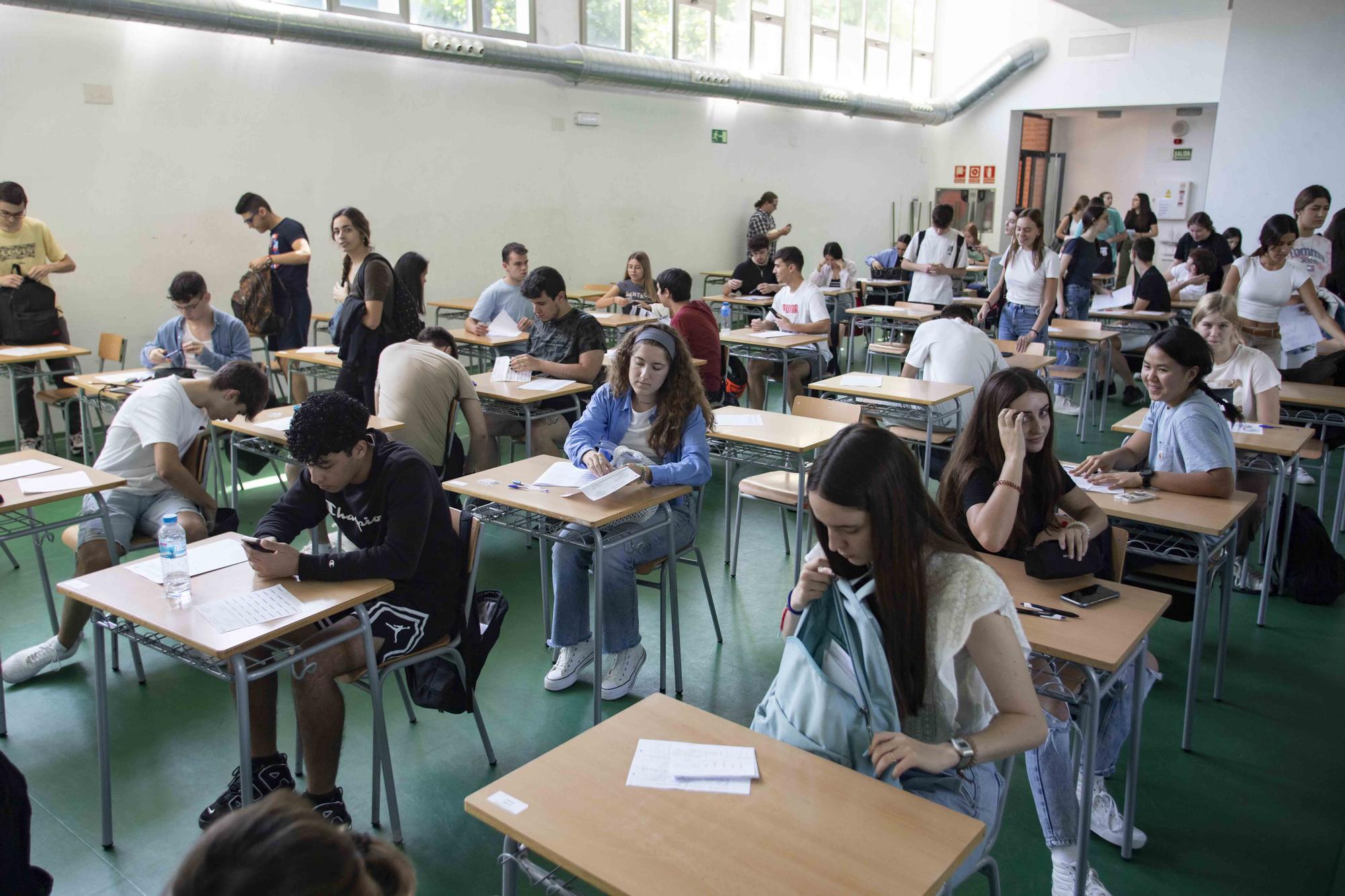 Alumnos de los institutos de la Costera y la Canal se enfrentan a los primeros exámenes de las PAU en Xàtiva