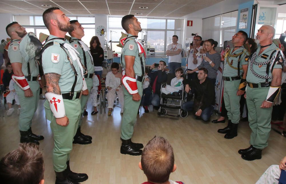 Visita de La Legión y la Cofradía de Mena a los niños del Hospital Materno.