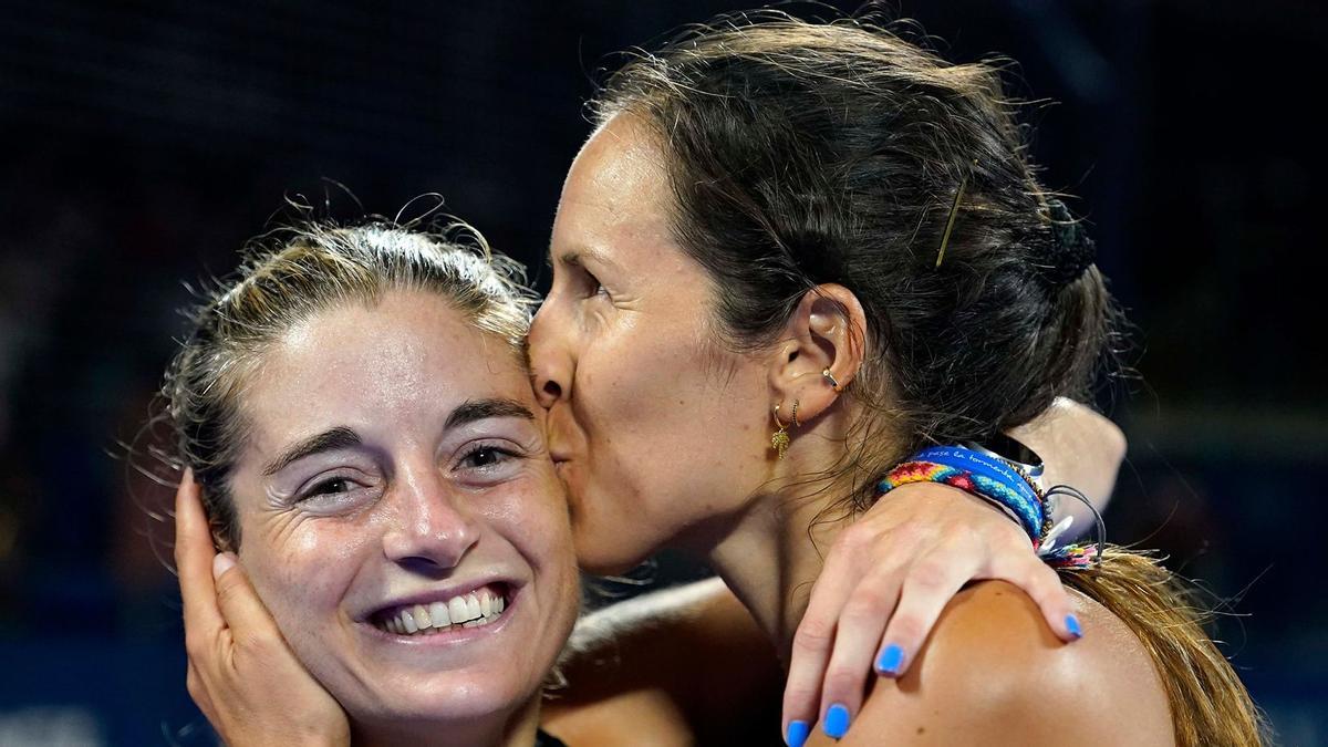 Gemma Triay (derecha) celebra un triunfo junto a su compañera Alejandra Salazar.