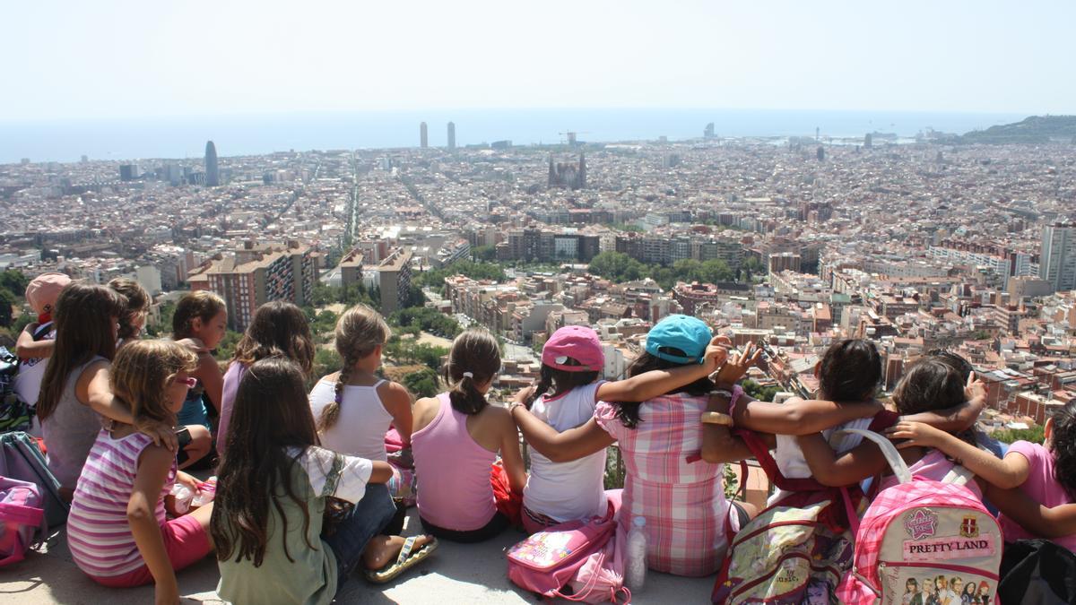 Niños de la Fundació Pare Manel con la ciudad a sus pies.