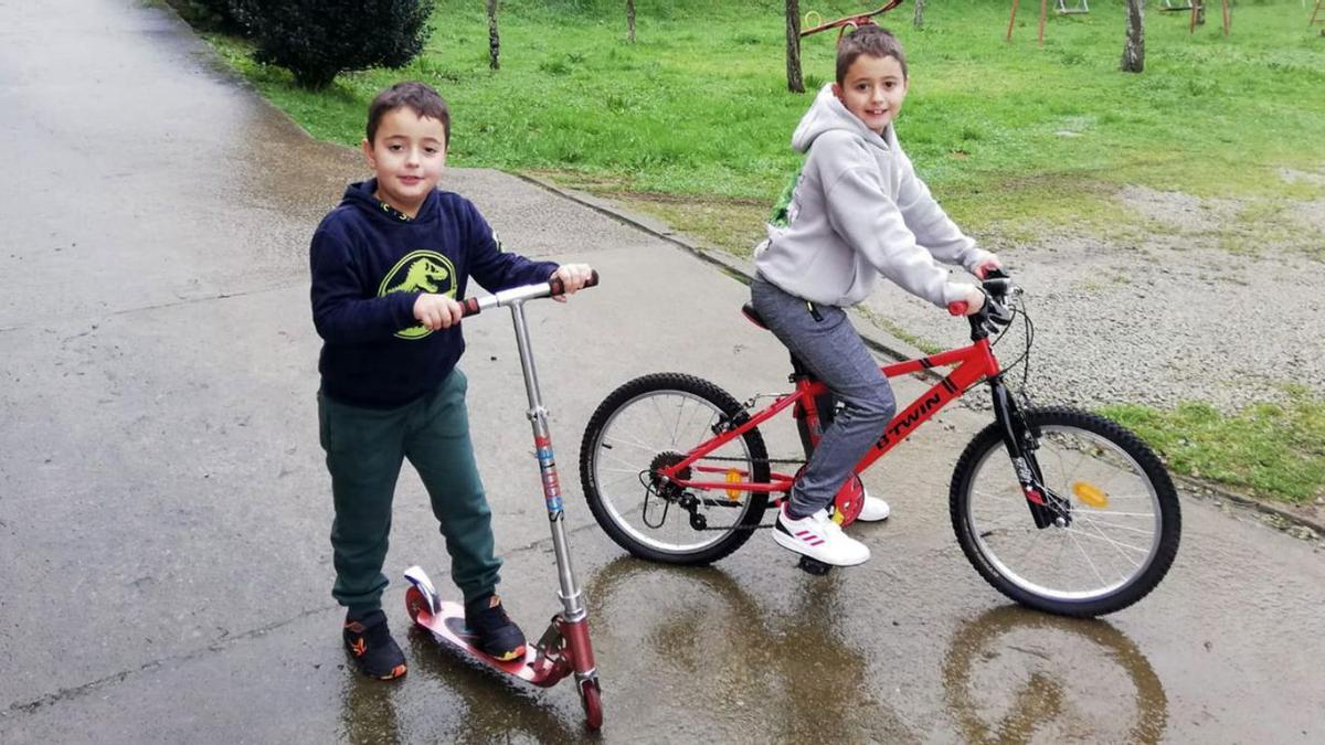 Dos niños pasean con sus nuevos patinete y bicicleta. |   /BERNABÉ/ ANA AGRA