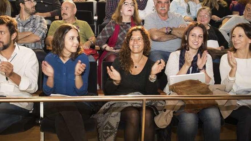 Gómez Reino, a la izquierda, y Bescansa, en el otro extremo, en la asamblea, en Santiago. // Óscar Corral