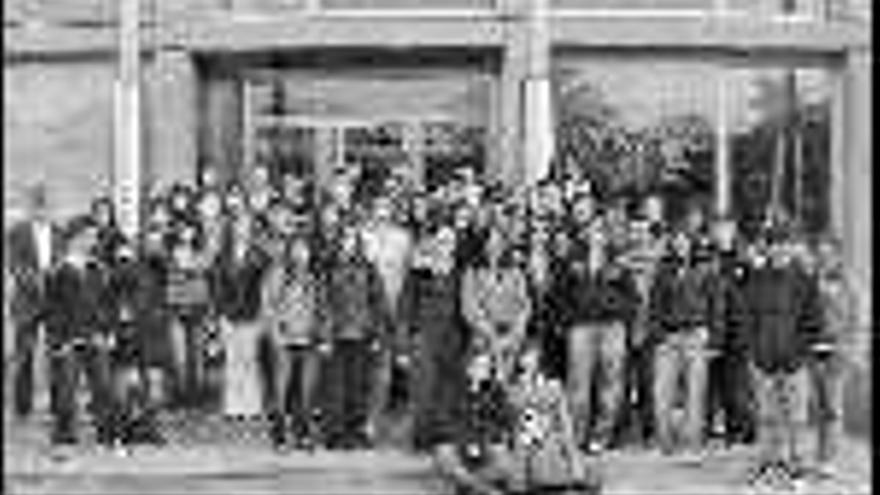 El grupo de estudiantes frente a la casa del Concello de Salceda. / IES P.S./E.G.