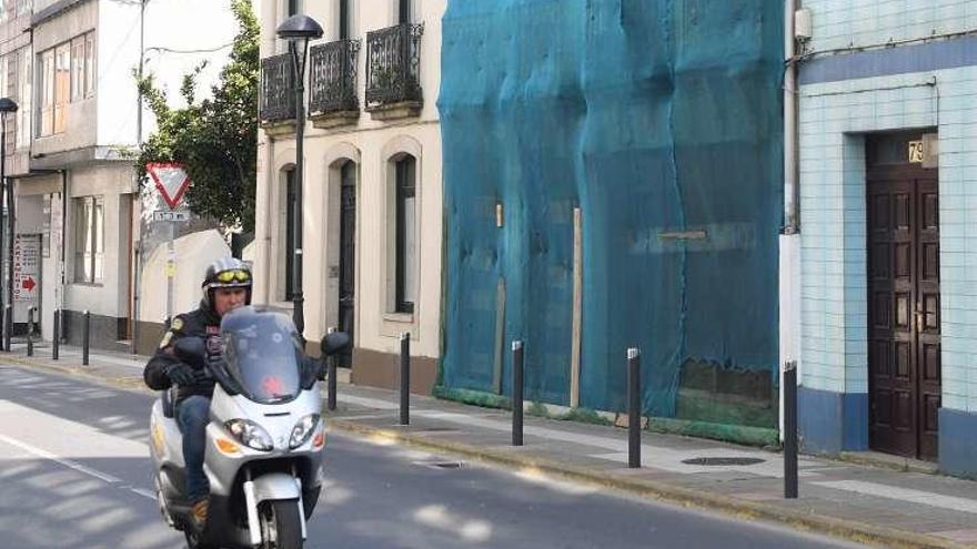 Edificio cubierto con malla que fue asegurado en Sada.