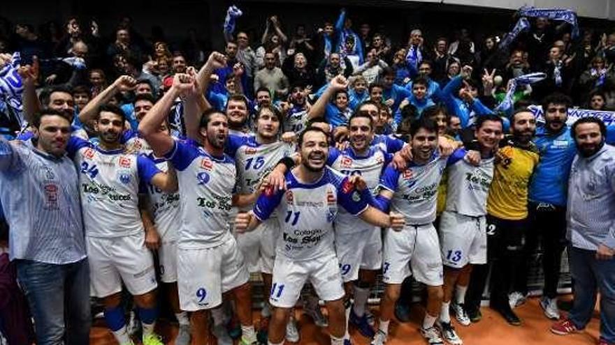 El equipo celebrando una victoria en el Pabellón. // Gustavo Santos