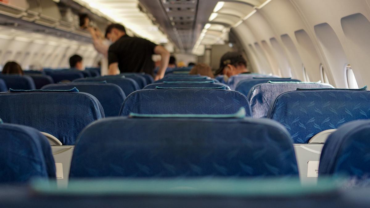 Una aerolínea anuncia que pesará a los pasajeros además del equipaje de mano