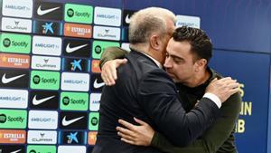 Laporta se abraza a Xavi tras escenificar su continuidad.