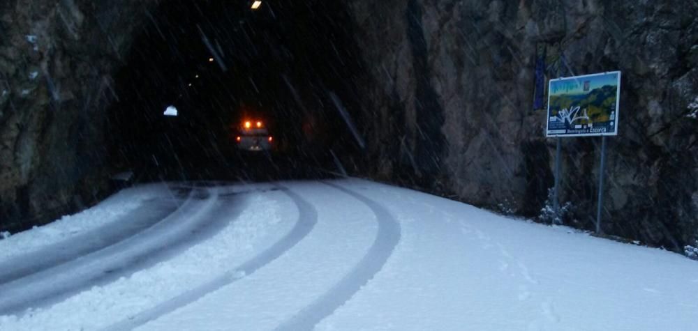 In der Nacht auf Freitag (9.2.) haben sich die Berge auf der Insel wieder weiß gefärbt mehrere Straßen wurden gesperrt.