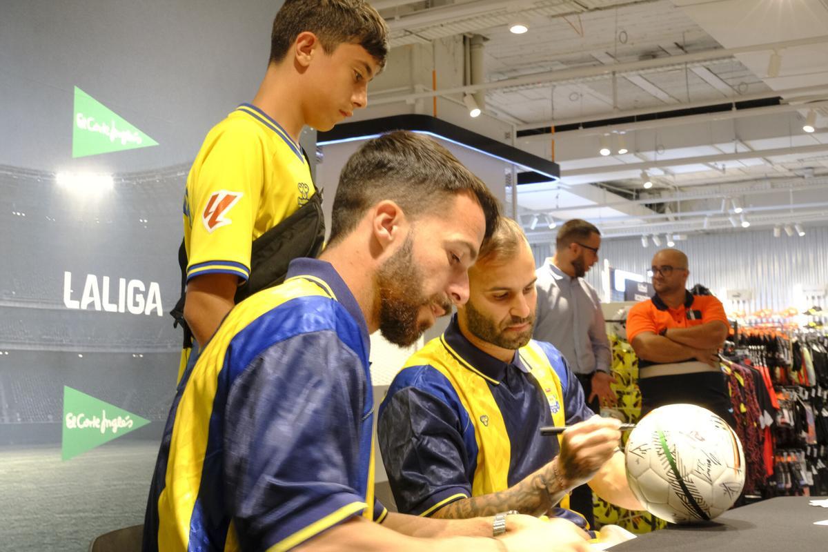 Firma de Jesé y Kirian en El Corte Inglés de Mesa y López
