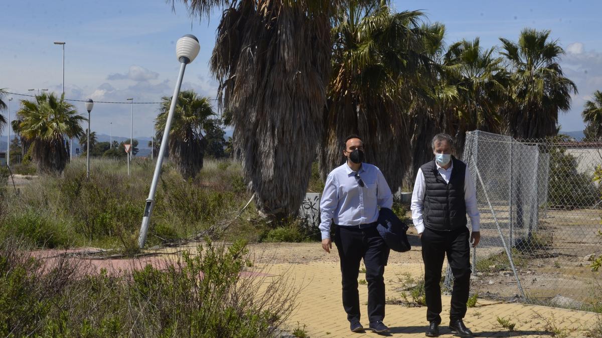 El alcalde, Wences Alós (d), y el edil José María Andrés pasean por una de las aceras del PAI Belcaire Sur.