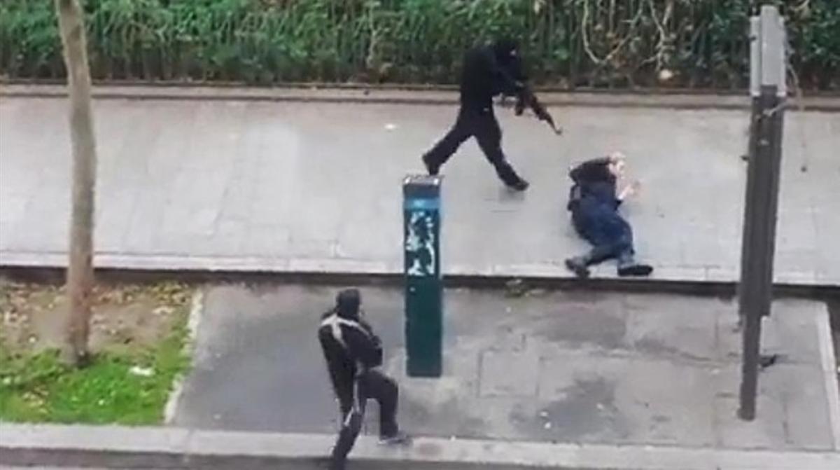 Imatge de vídeo de dos terroristes assassinant un policia davant el setmanari. Imatge de vídeo de dos terroristes assassinant un policia davant el setmanari.