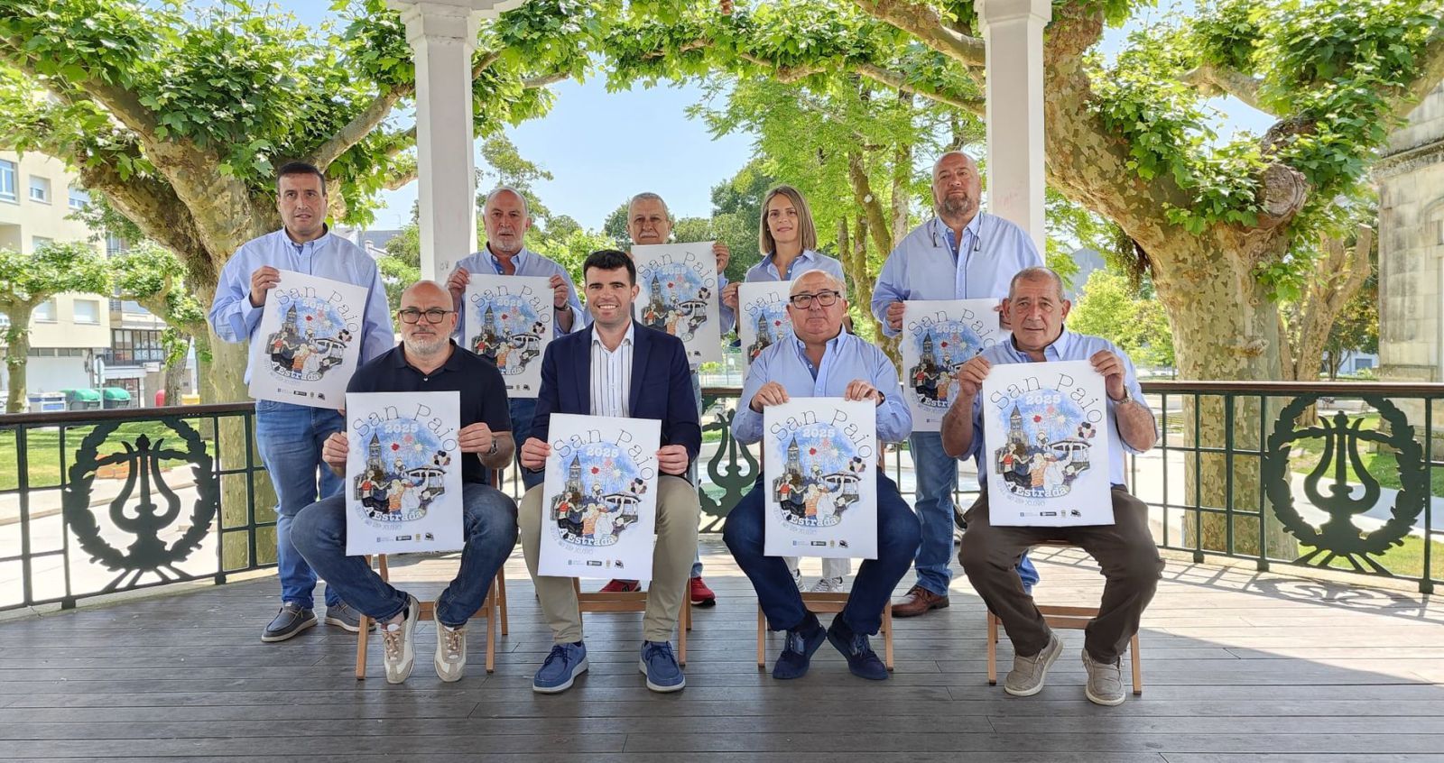 La comisión de fiestas de A Estrada presentó el cartel en el palco de la música de la Alameda. | S. P.
