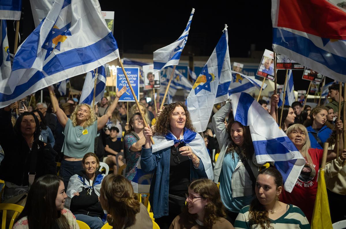 Cientos de personas aguardan en Tel Aviv el regreso de los rehenes liberados por Hamás