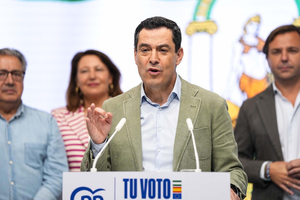 Juanma Moreno, durante su intervención, con Zoido, Crespo y Repullo, al fondo.