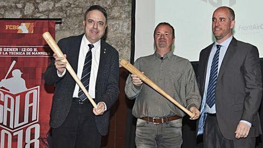 Ferran Thomen va rebre de mans de Valentí Junyent la placa commemorativa del 25è aniversari del club