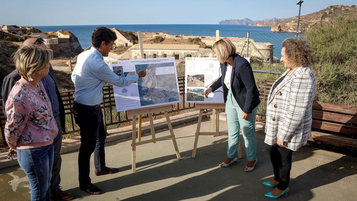 Presentación de la senda peatonal hasta Cala Cortina, este viernes.