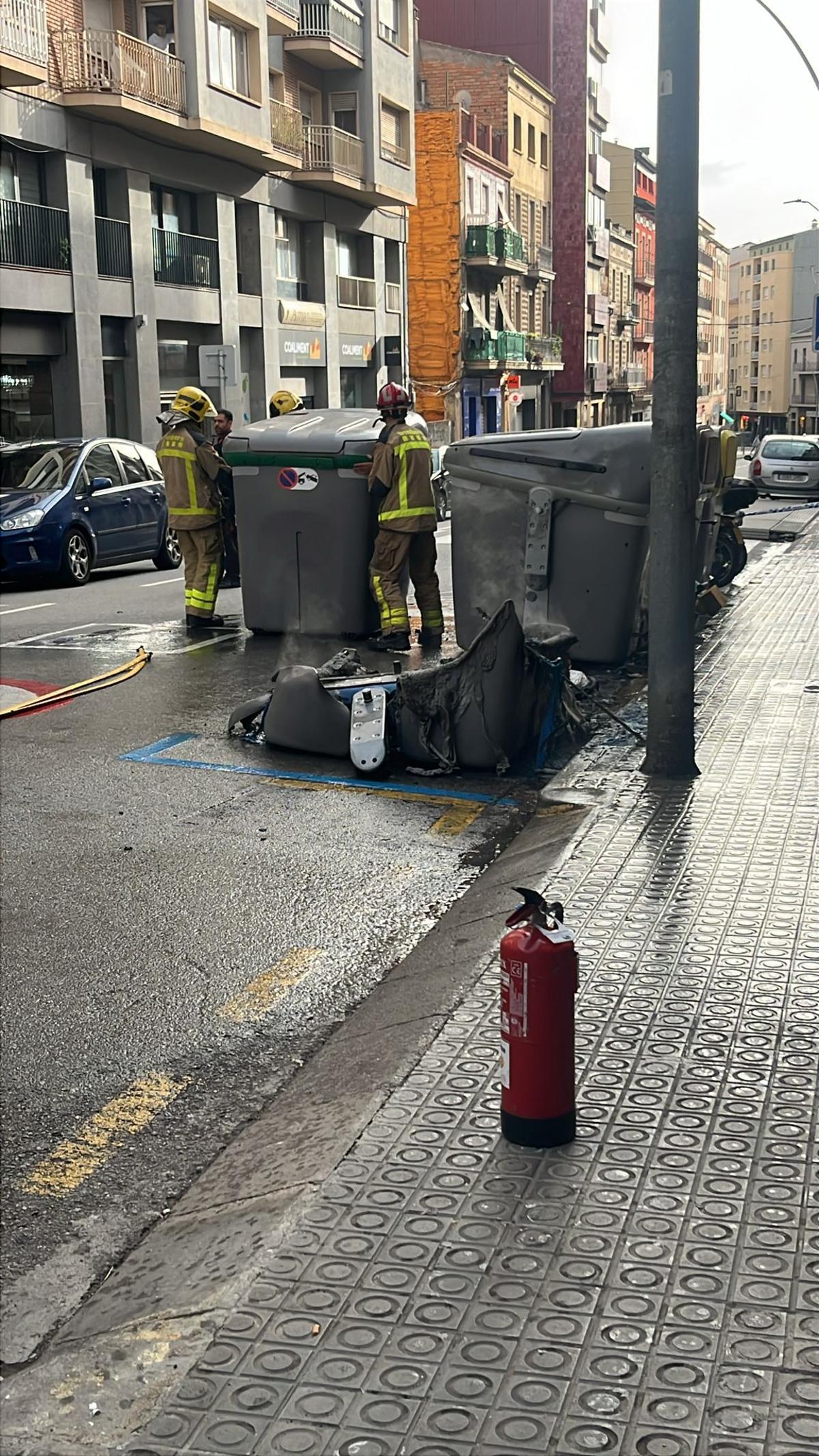 Els bombers actuant durant el servei