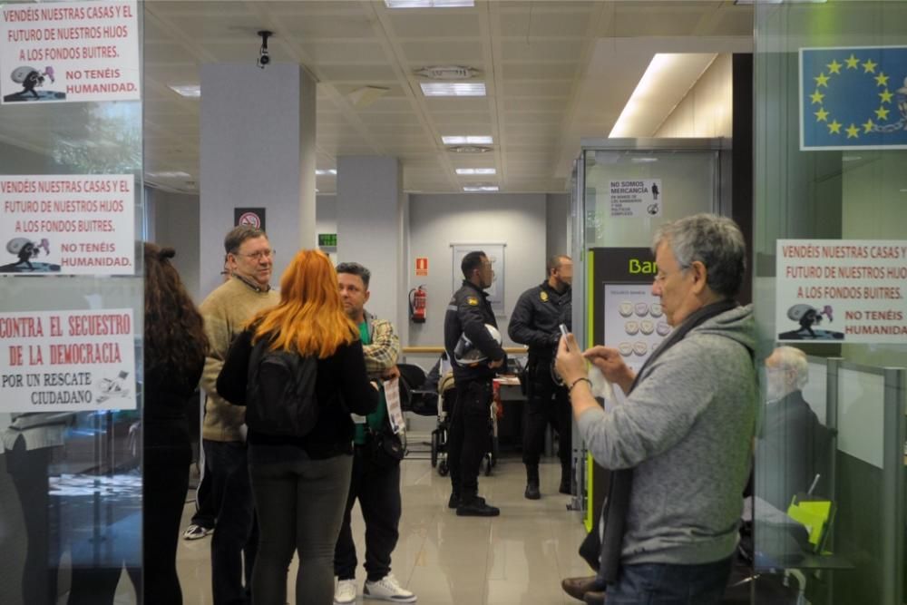 Los antidesahucios toman la sede de Bankia en Murc