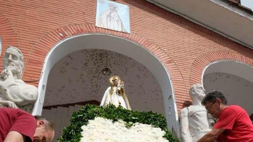 La ofrenda floral a la Virgen de las Nieves.