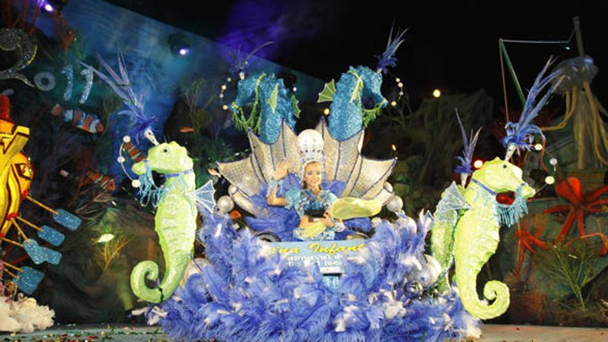 Laura Fernández tras ser coronada reina infantil. i FUSELLI