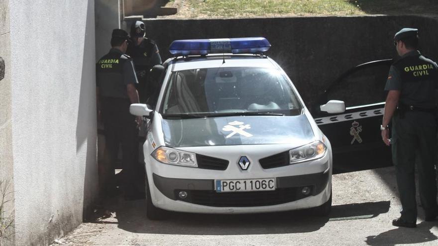 La Guardia Civil custodia al detenido tras una comparecencia en los juzgados