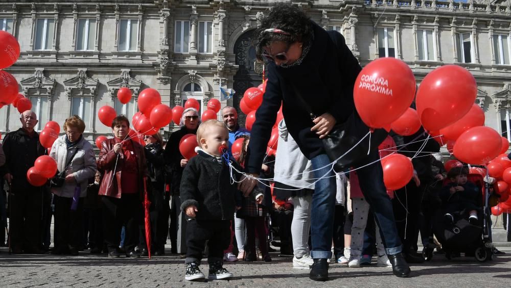 Suelta de globos rojos en María Pita para conmemorar la efeméride.