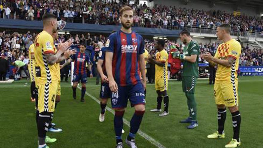 El Nàstic de Tarragona hizo pasillo al Huesca por su ascenso a Primera División.