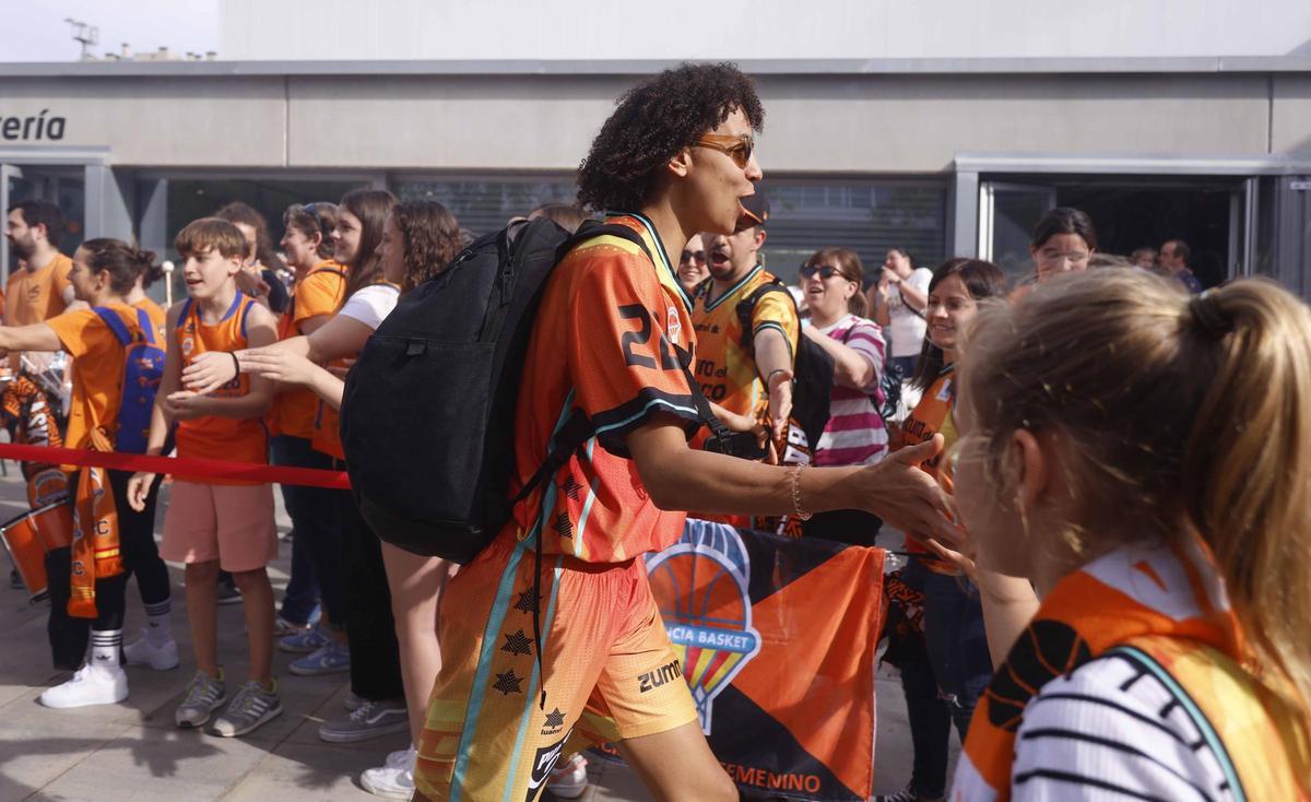 Así fue el recibimiento de los aficionados de Valencia Basket  antes de enfrentarse al  Perfumerías