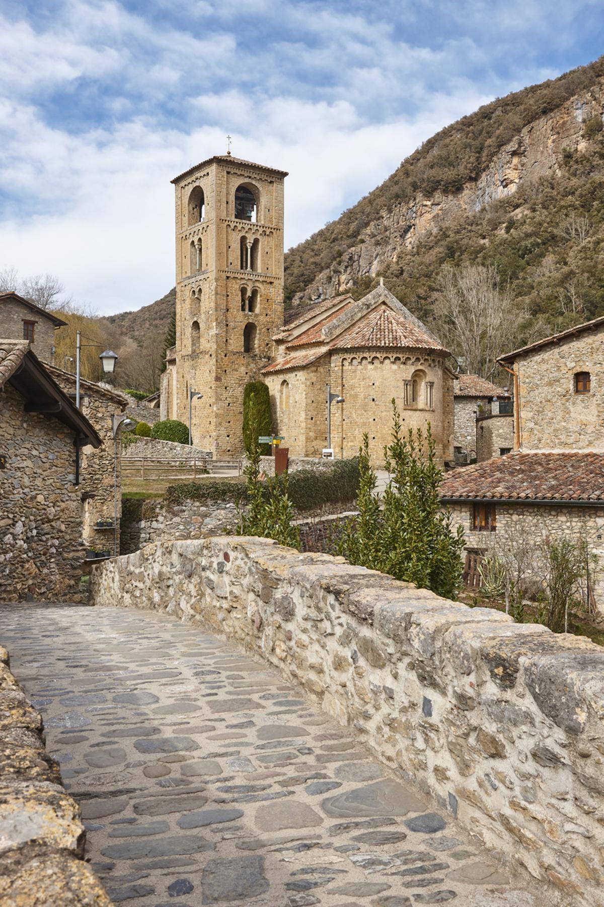 fachada románica de la iglesia y el campanario. Girona, Cataluña. España