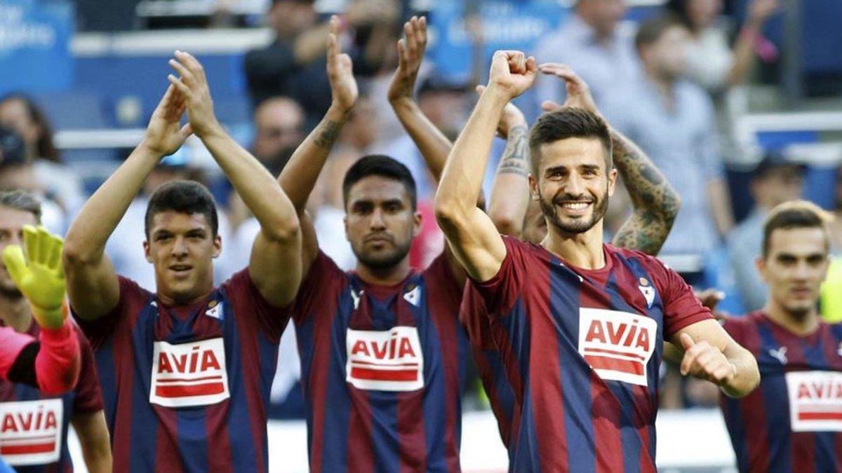 Así festejaron los jugadores del Eibar el empate que arrancaron en el Bernabéu la temporada 2016-17