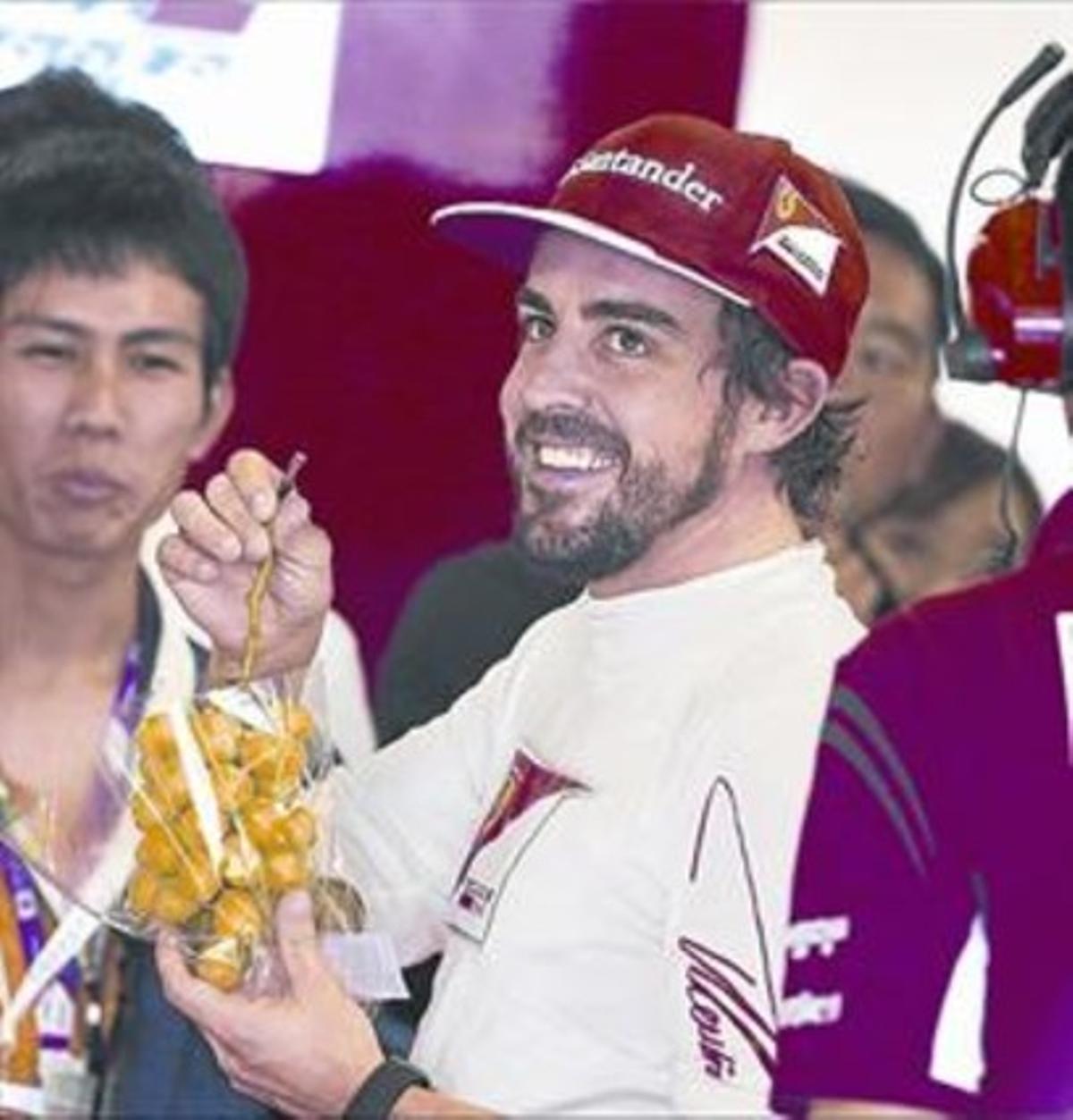 Fernando Alonso menja raïm al taller de Ferrari, ahir a Suzuka.