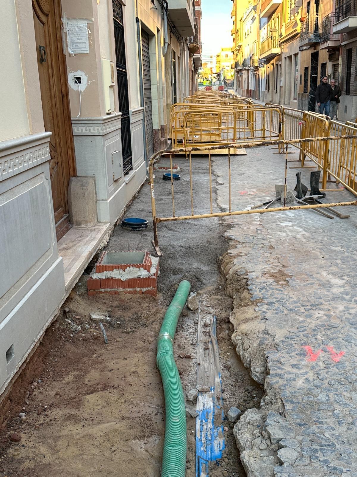 Obras de remodelación integral en la calle San Juan, donde se ha renovado el pavimento y la red de agua potable.