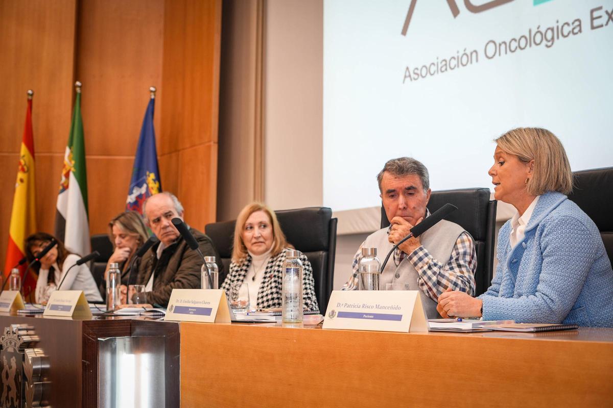 Patricia Risco interviene en Badajoz durante el acto de la Asociación Oncológica Extremeña con motivo del Día Mundial contra el cáncer de pulmón.